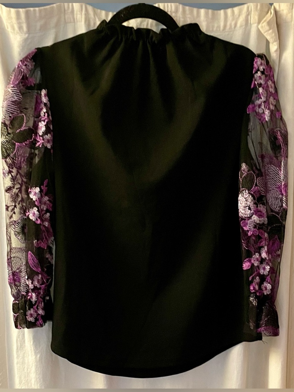 NWOT Large Women’s Embroidered Lace Sleeved Top- Stem and Vine
